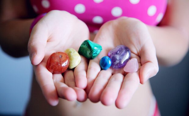 edelstenen in hand