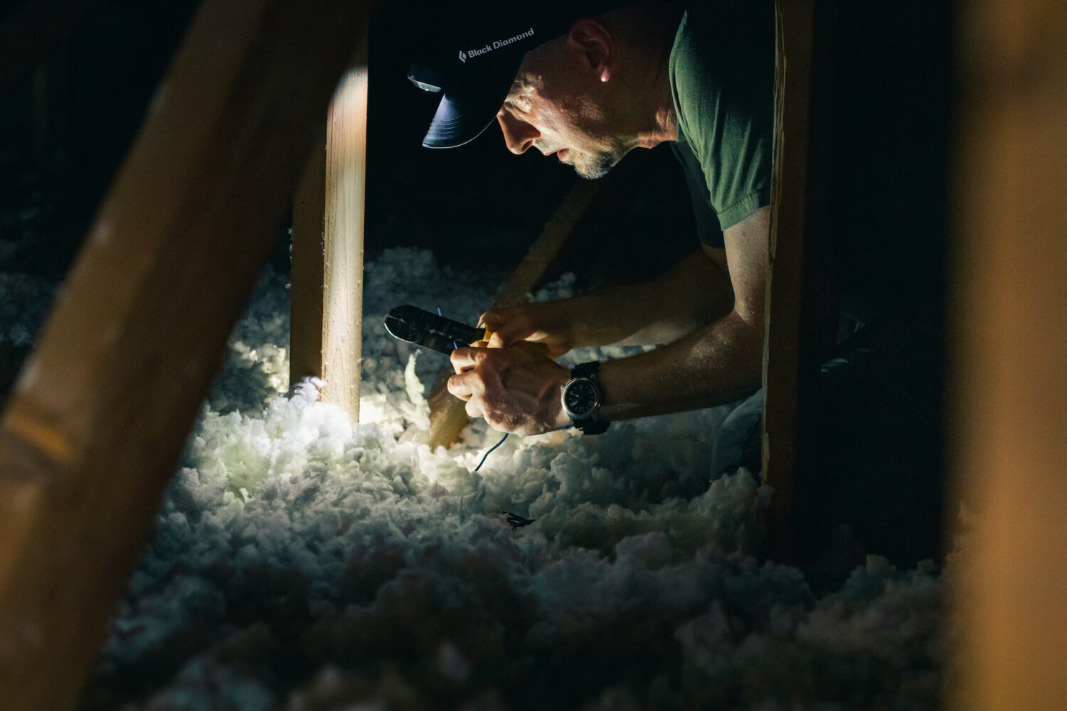 Man schiet met zaklamp op isolatiemateriaal