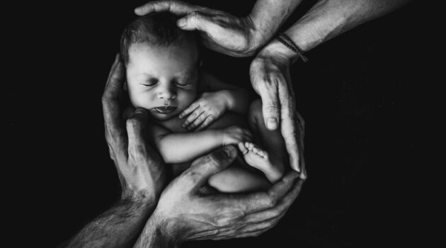 Baby in handen