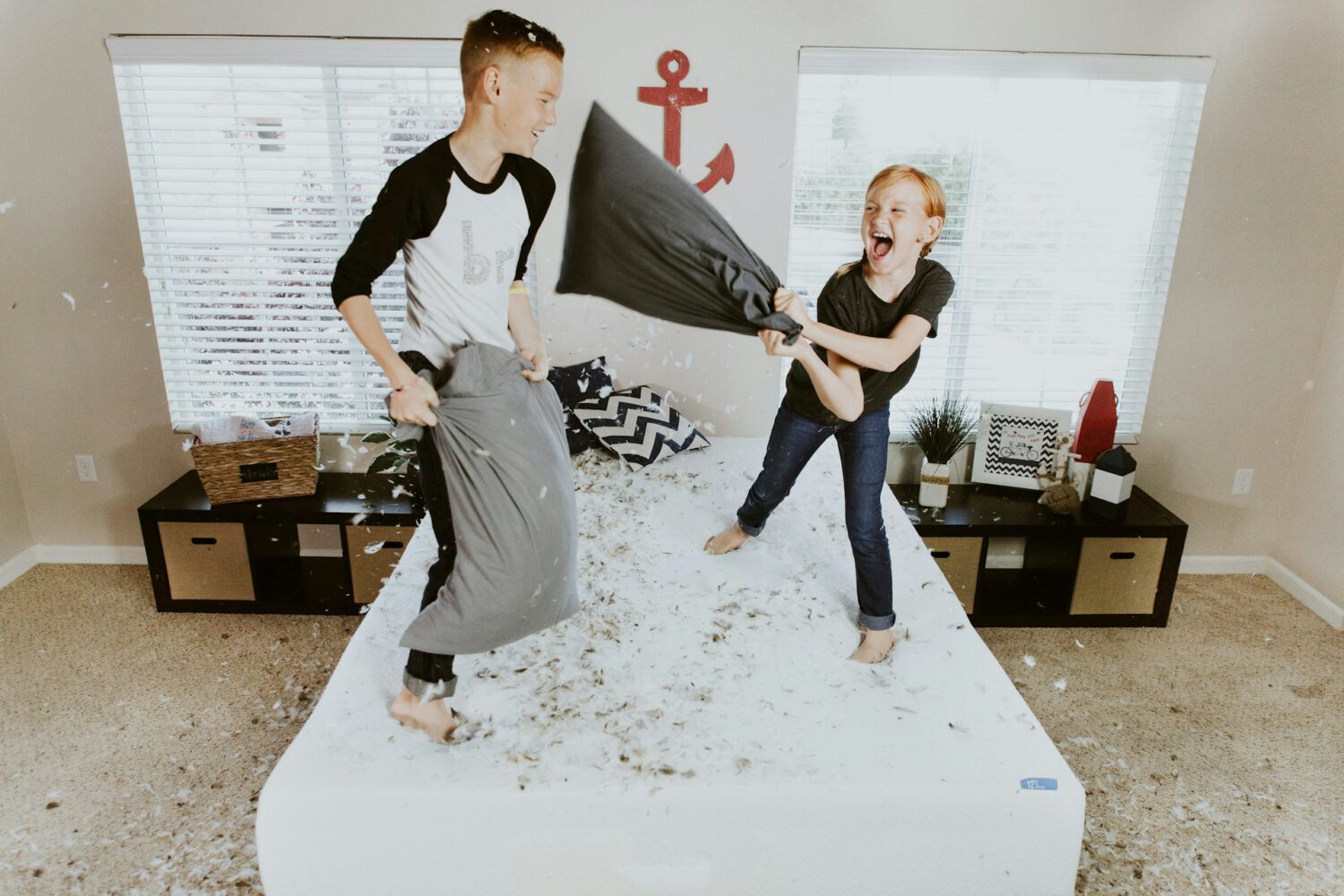 twee kinderen spelen op bed